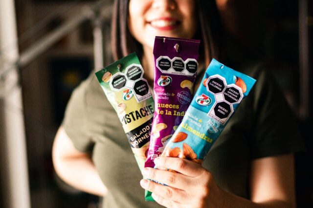 Variedad de cacahuates y nueces.